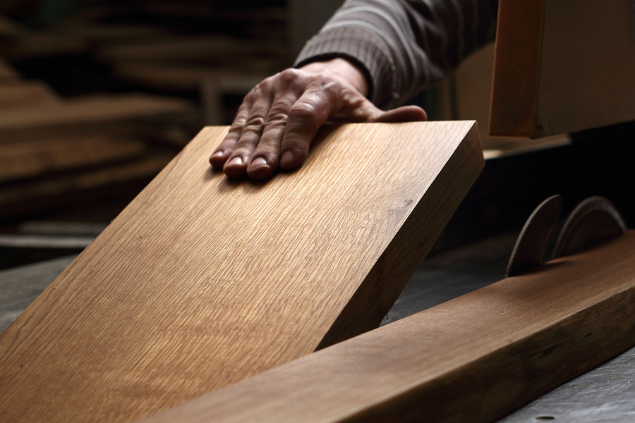 Menuisier au travail